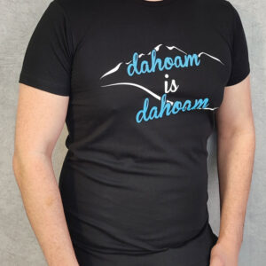 Herren T-Shirt „dahoam is dahoam“ – Figurbetont