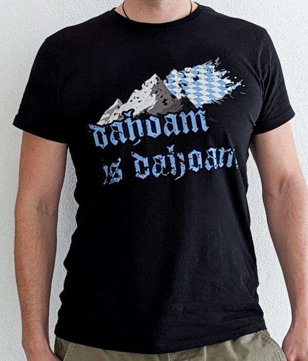 Dieses Herren T-Shirt zeigt ein Bergmotiv, die bayerische Flagge und den bayerischen Spruch 'Dahoam is dahoam